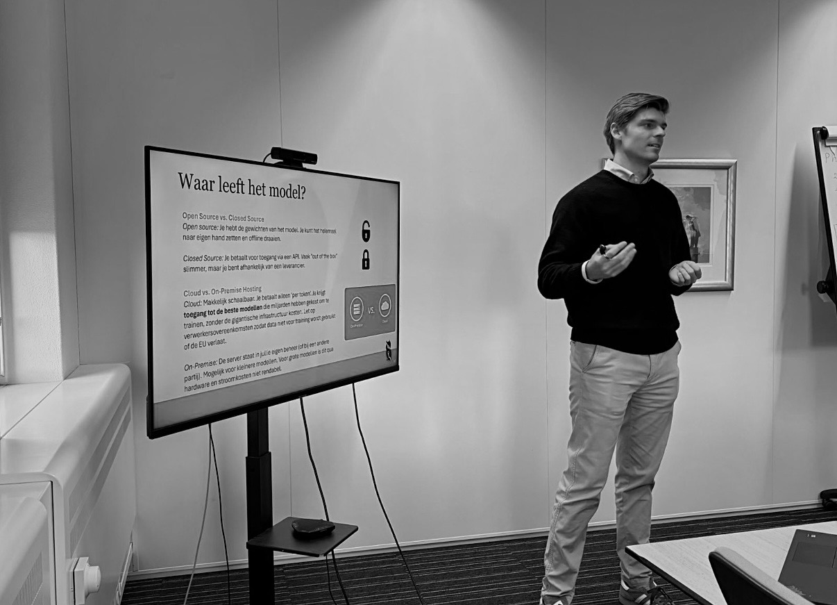 Christian Liebenberg geeft een AI-workshop over waar AI-modellen draaien